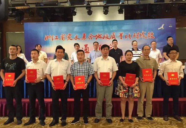 實木復(fù)合質(zhì)量比對.JPG
